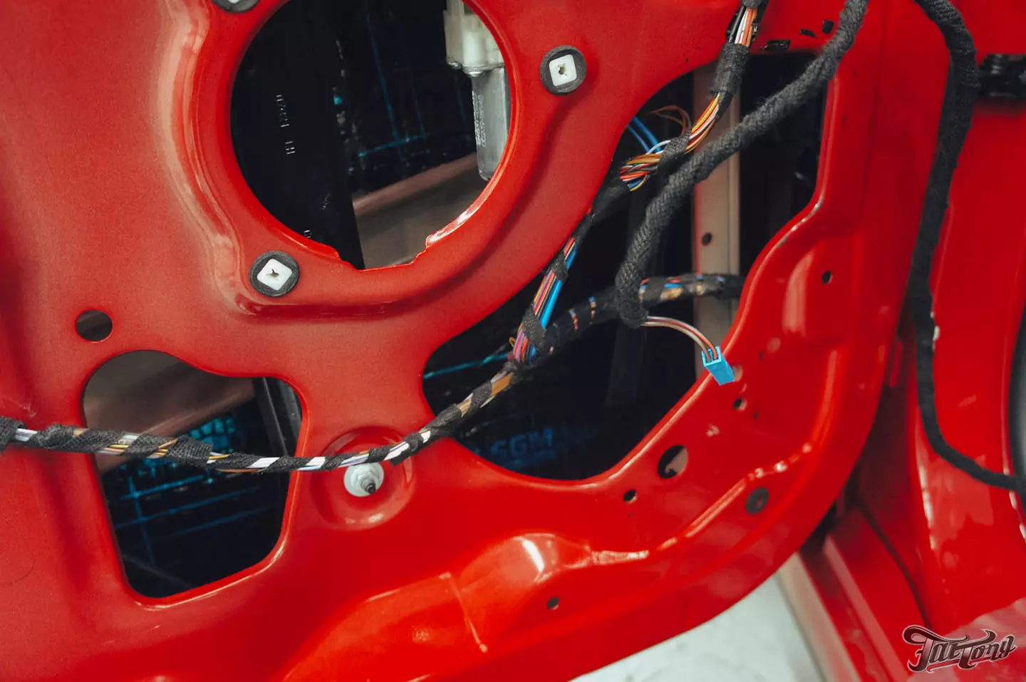 Оклейка Mini John Cooper Works глянцевым полиуретаном, наклейки на кузов, комплексная шумоизоляция, установка новых дисков, керамика дисков и суппортов